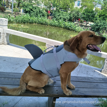 Chaleco salvavidas para perros con botón estampado en forma de tiburón